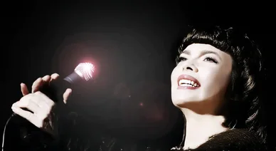 Mireille Mathieu dans une performance live captivante.