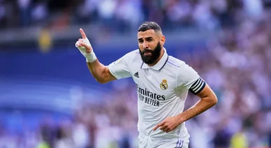 Karim Benzema célèbre un but au Real Madrid.