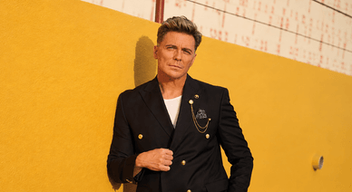 Rui Bandeira posa junto à parede amarela