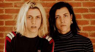 Os irmãos gémeos Wyatt e Fletcher Shiers, da dupla The Garden, em frente a uma parede de tijolos
