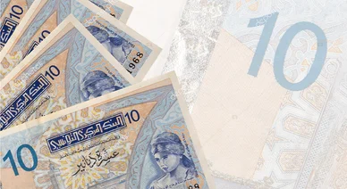 مجموعة من الأوراق النقدية التونسية من فئة 10 دنانير، تظهر عليها صورة تاريخية واسم البنك المركزي التونسي بتفاصيل دقيقة.