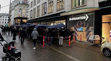 Köer på Black Friday utanför Elgiganten-butiken