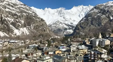 La località di Courmayeur ai piedi del Monte Bianco Courmayeur, Valle d'Aosta