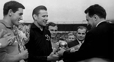 ليف ياشين الحارس الوحيد في التاريخ الفائز بالكرة الذهبية صورة تاريخية بالأبيض والأسود تظهر الحارس الأسطوري ليف ياشين بقميص دينامو موسكو لحظة تسلمه جائزة الكرة الذهبية