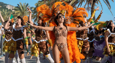 Trajes brilhantes e imagens originais no carnaval de Sesimbra
