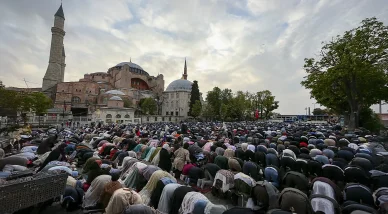 حشود ضخمة من المسلمين يؤدون صلاة العيد في ساحة مسجد آيا صوفيا.