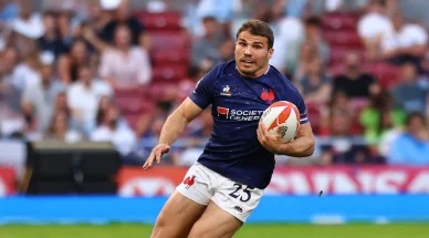 Antoine Dupont courant avec le ballon lors d’un match du XV de France.
