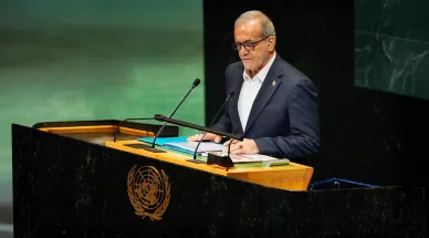 الرئيس الإيراني مسعود بزشكيان يلقي خطاباً من على منبر الجمعية العامة للأمم المتحدة في نيويورك.