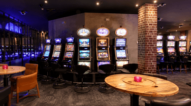 Innenbereich des Casino Schenefeld mit Spielautomaten und Tischen
