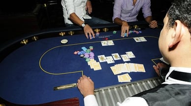 طاولة بوكر عن قرب مع البطاقات والرقائق في كازينو رويال شرم الشيخ