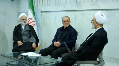 الرئيس الإيراني مسعود بزشكيان أثناء مشاركته في اجتماع مجلس القيادة المؤقت في طهران.