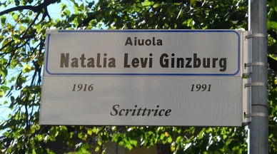 Targa commemorativa dedicata a Natalia Ginzburg Via Natalia Ginzburg