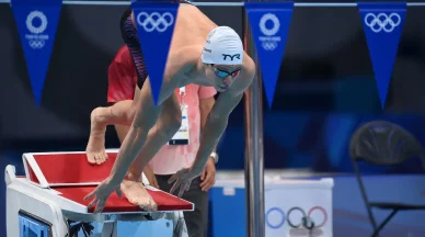 Au départ de l’épreuve olympique, Léon Marchand se met en position.