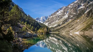 Lac de Gaube en automne avec couleurs dorées.