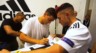 Paulo Dybala firma un autografo
