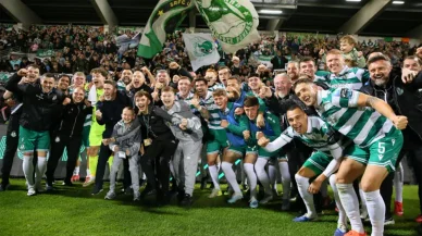 Shamrock Rovers players celebrating their victory on the pitch.​