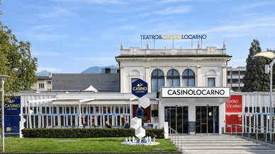 Eingang von Casino Locarno (Teatro und Casino Locarno) bei Tageslicht
