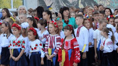Школярі на лінійці 1 вересня