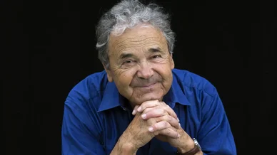 Pierre Perret portrait récent. Pierre Perret en chemise bleue.