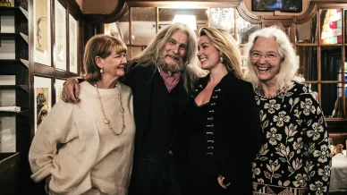 Björn Andrésen med dottern Robine Román och sina systrar Annike och Nina