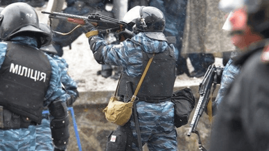 Бійці спецпідрозділу "Беркут" Міністерства внутрішніх справ України під час подій Революції Гідності в Києві у лютому 2014 року