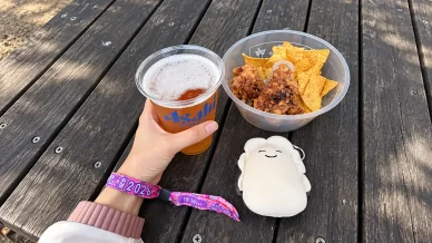 フード・ドリンク フェスティバルでの食べ物と飲み物