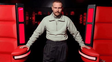 Володимир Завадюк між суддівських крісел на шоу Голос країни