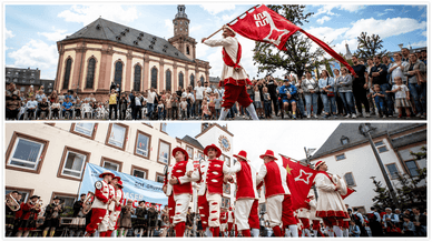 Mann in rot-weißem Fischerkostüm mit Fahne vor einer Wormser Kirche und Musikkapelle in historischen Trachten auf dem Marktplatz