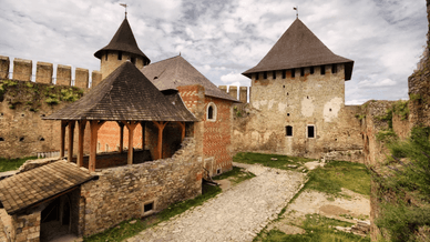 Внутрішнє подвір'я Хотинської фортеці, яка розташована в місті Хотин Чернівецької області