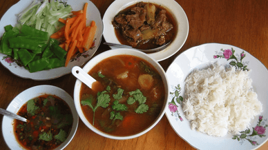 Бірманський суп, білий рис, м'ясне каррі