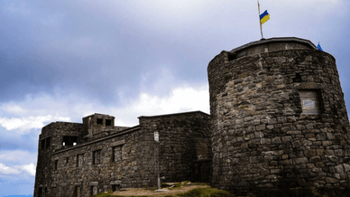 Білий Слон на горі Піп Іван
