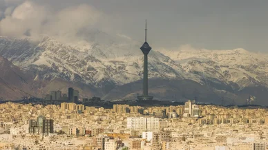 أفق مدينة طهران مع برج ميلاد وجبال البرز المغطاة بالثلوج في الخلفية