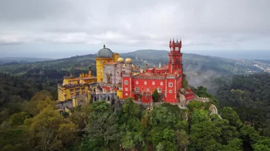 Palais de Pena dans les collines de Sintra. Vue du Palais de Pena à Sintra.