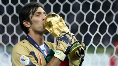Buffon festeggia la vittoria dell'Italia ai Mondiali FIFA 2006 Gianluigi Buffon con il premio principale dei Mondiali 2006