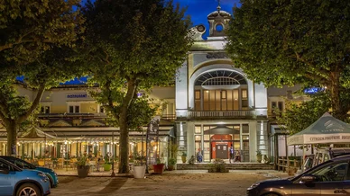 Façade de nuit du Casino Circus de Vals les Bains.