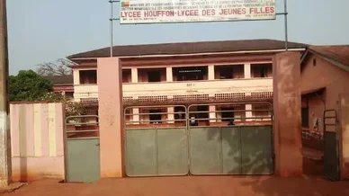 Façade du lycée Houffon, un établissement pour jeunes filles au Bénin.