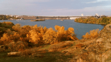 Вид на Дніпровську ГЕС з північної частини острова Хортиця