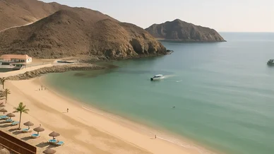 منظر جميل لشاطئ خورفكان والجبال