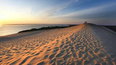 Coucher de soleil magique sur la dune du Pilat en Nouvelle-Aquitaine.