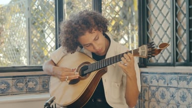 A guitarra portuguesa como símbolo do fado Instrumento em forma de pera com cordas metálicas