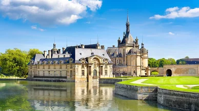 Vue moderne du Château de Chantilly près de Paris