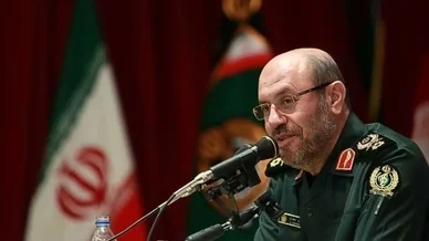 صورة لـ اللواء حسين دهقان وهو يلقي كلمة خلال إحدى الفعاليات الرسمية مرتدياً الزي العسكري للحرس الثوري.