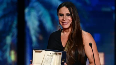Karla Sofía Gascón recibe el premio Karla Sofía Gascón premios