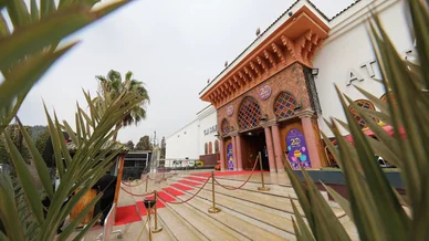 المدخل الخارجي لكازينو أتلانتيك (Casino Atlantic) في أغادير، يتميز بسجاد أحمر وتصميم معماري مغربي.