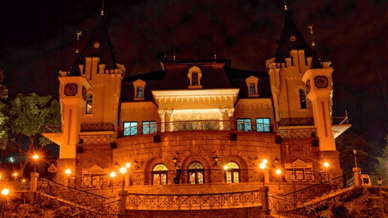 Академічний театр ляльок вночі по вулиці Грушевського