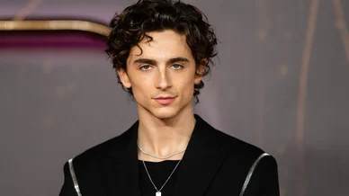 Timothée Chalamet photo portrait officielle. Timothée Chalamet portrait en veste noire.