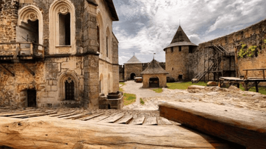 Внутрішнє подвір'я Хотинської фортеці з видом оборонні вежі та будівлі