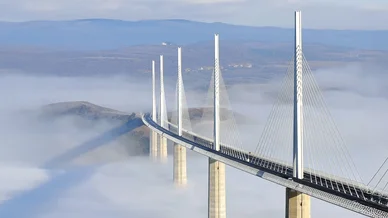Le Viaduc de Millau émergeant d’une mer de nuages.