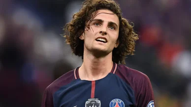 Adrien Rabiot opposé à un adversaire en compétition internationale. Adrien Rabiot en duel avec un joueur anglais.