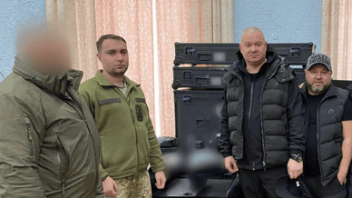 Момент передачі технічної допомоги для головного управління розвідки України від представників студії «Квартал 95»